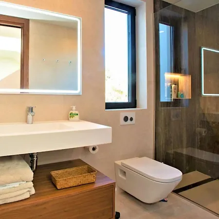 A Beautiful Modern 4 Bed In Center Villa *