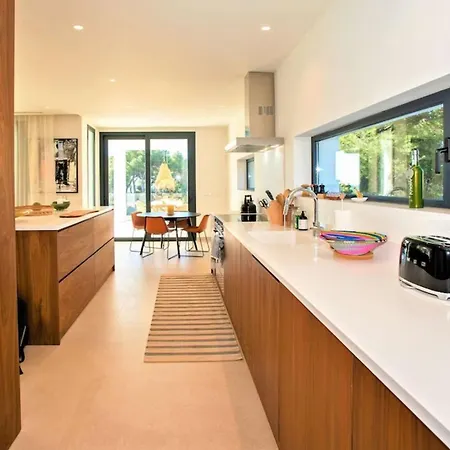 A Beautiful Modern 4 Bed In Center