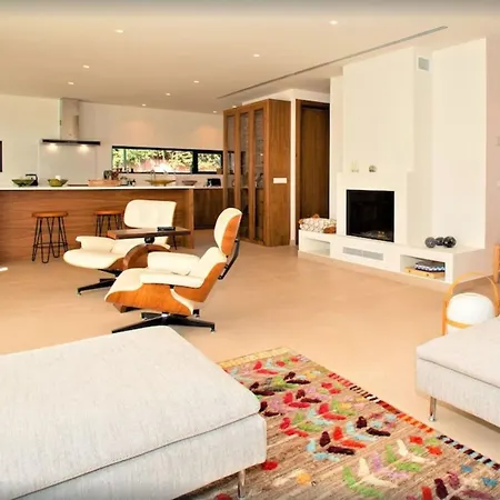 A Beautiful Modern 4 Bed In Center *