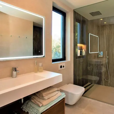 Villa A Beautiful Modern 4 Bed In Center